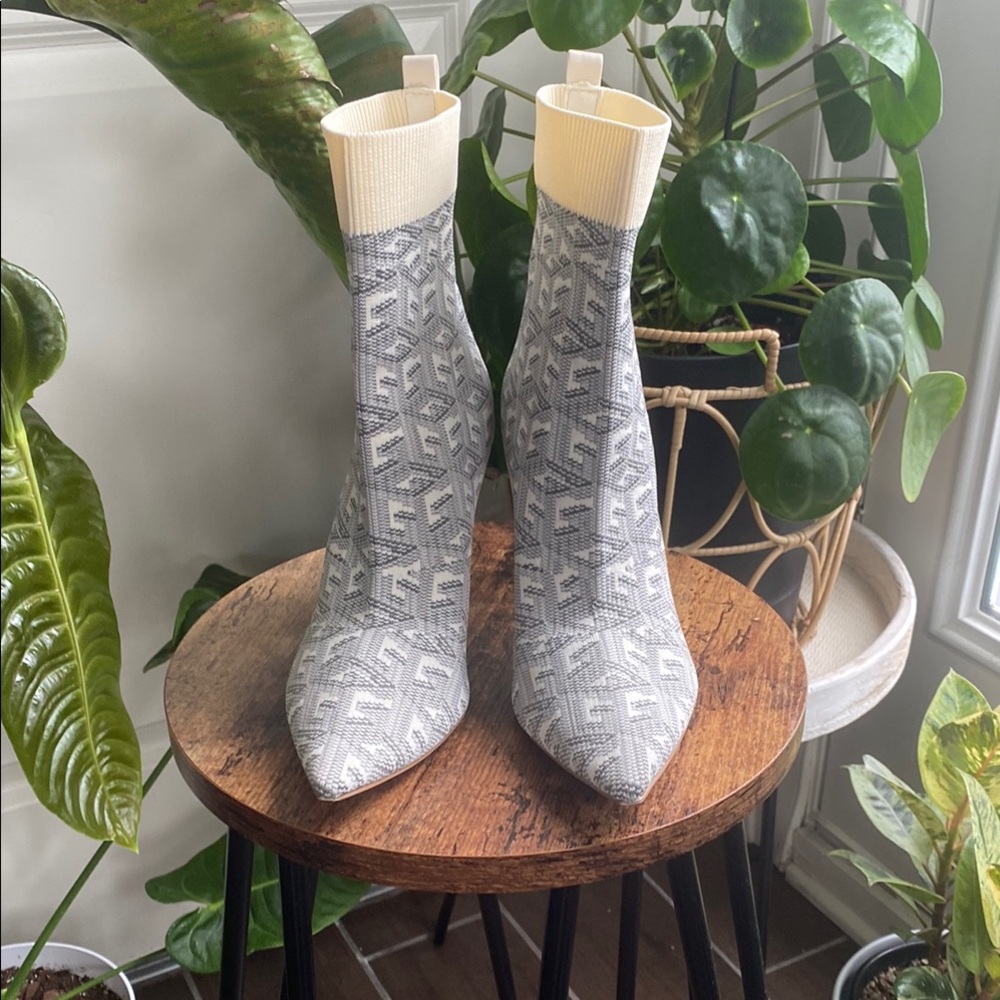 🚩 SOLD 🚩 Guess Heeled Ankle Boots - Picture 2 of 4